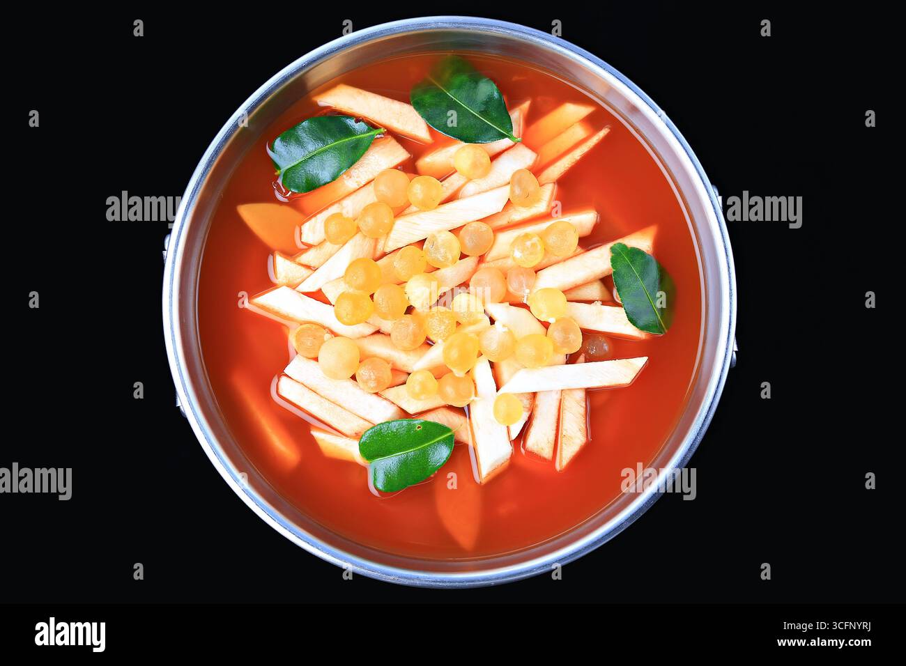 Zuppa piccante e acida in stile thailandese con germogli di cocco giovani e radice di pesce gatto gigante in Hot Pot Foto Stock