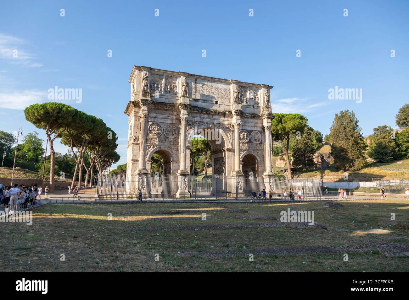 Roma, Italia - 17 agosto 2019: Arc de Triomphe dell'Imperatore del Sacro romano impero di Costantino a Roma Foto Stock