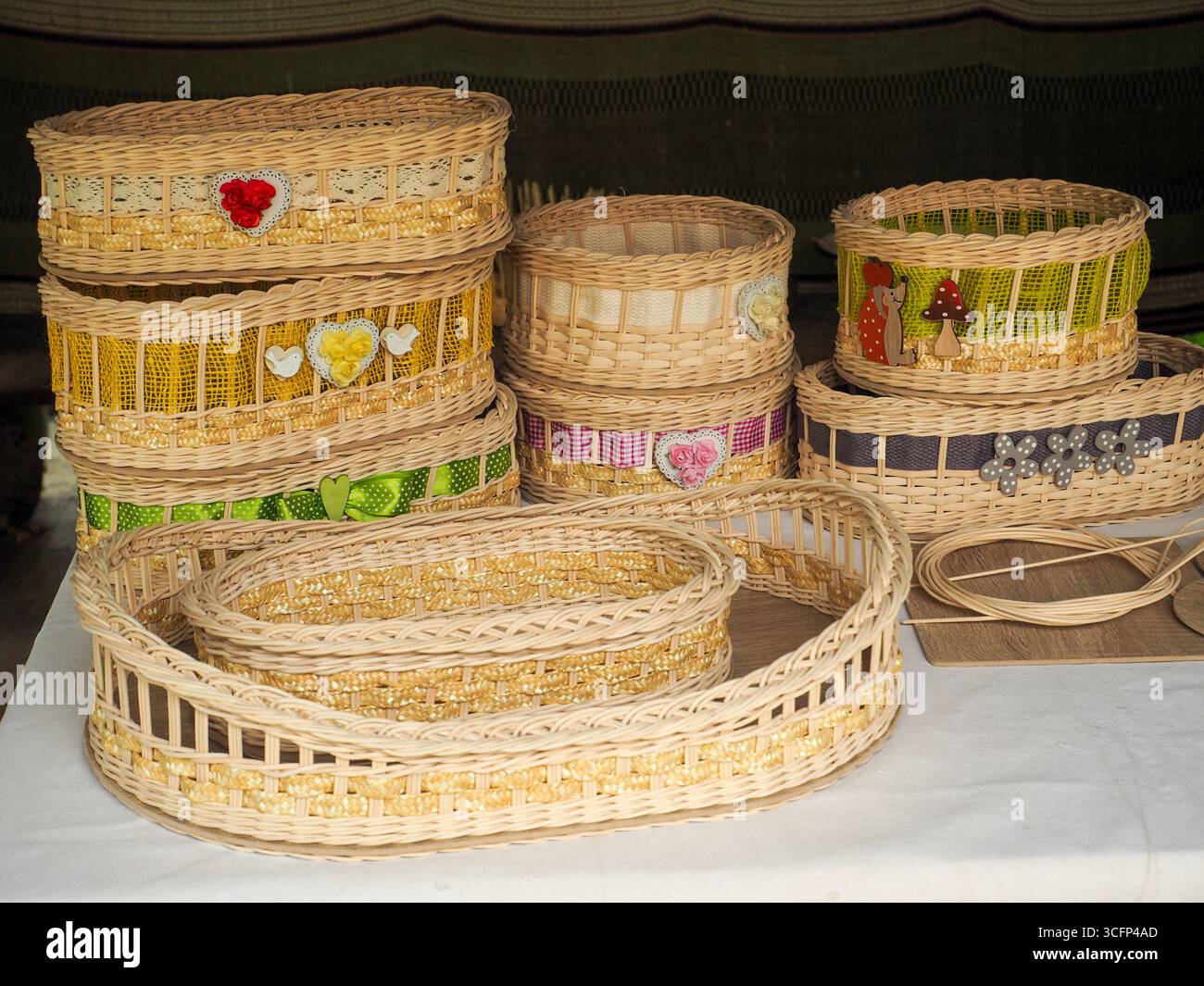 Collezione di tradizionali cestini in tessuto fatti a mano esposti nel mercato slovacco del villaggio Foto Stock