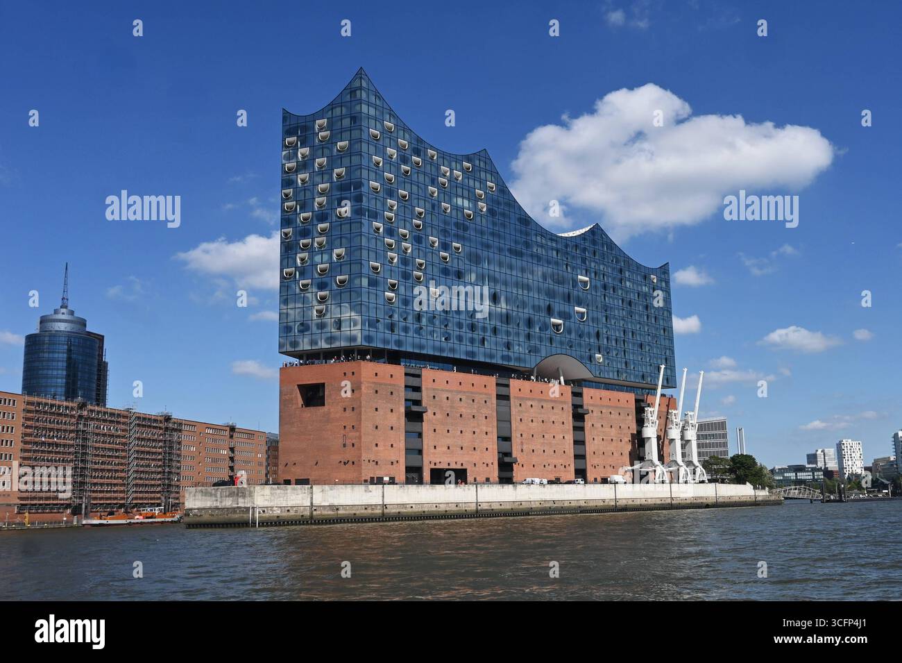 Hansestadt, Amburgo. Foto: Die Elbphilharmonie - kurz Elphi genannt, ist ein im November 2016 fertiggestelltes Konzerthaus ad Amburgo. SIE wurde mit dem Ziel geplant, ein neues Wahrzeichen der Stadt und ein Kulturdenkmal für alle zu schaffen. DAS 110 Meter hohe Gebäude im Stadtteil HafenCity liegt am rechten Ufer der Norderelbe an der Spitze des Grossen Grasbrooks zwischen den Mündungen der Hafenbecken Sandtorhafen und Grasbrookhafen. Es wurde unter Einbeziehung der Hülle des früheren Kaispeichers A -Baujahr 1963 - errichtet. Auf diesen Sockel wurde ein moderner Aufbau mit einer Glasfassade ges Foto Stock