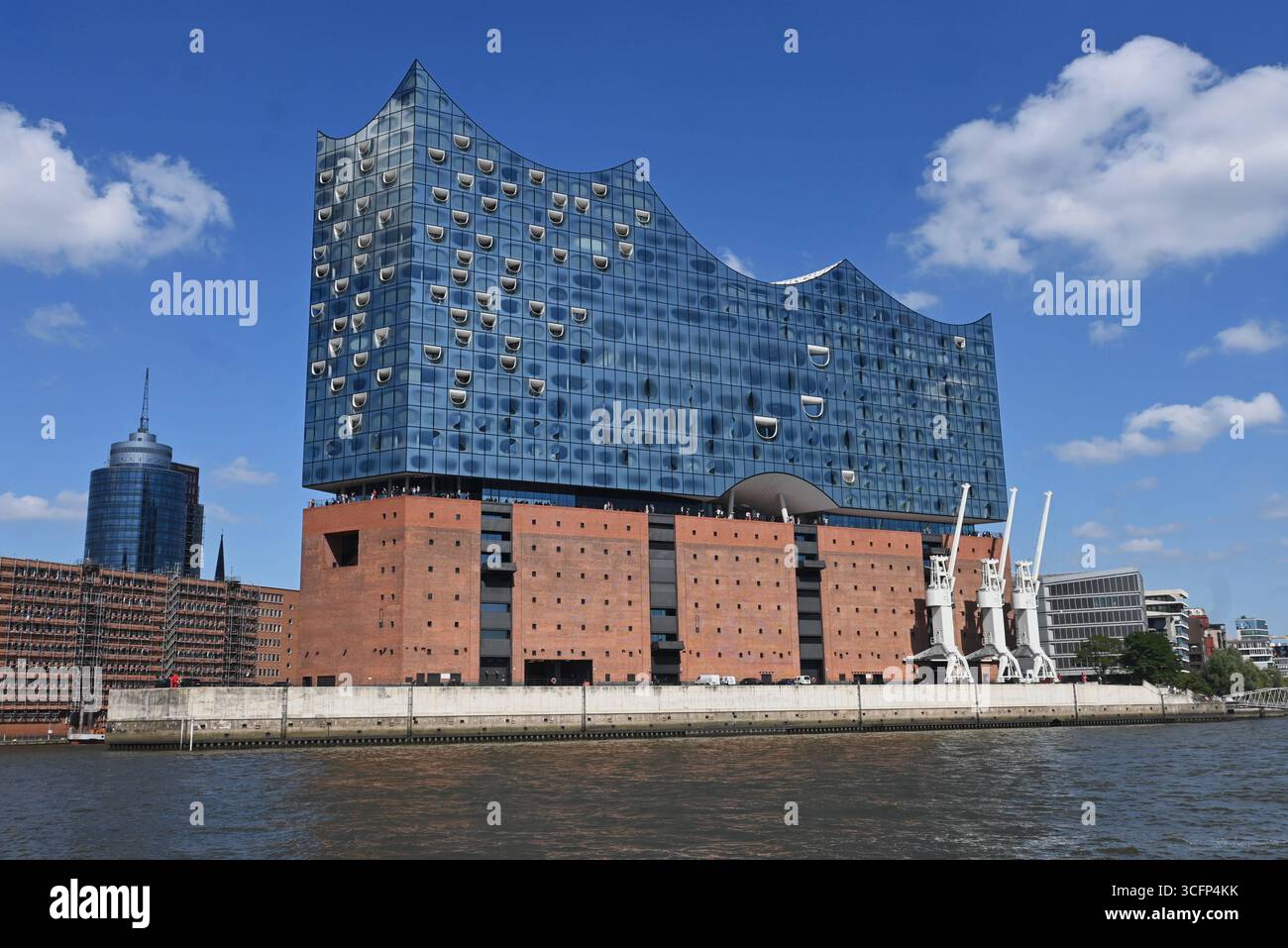 Hansestadt, Amburgo. Foto: Die Elbphilharmonie - kurz Elphi genannt, ist ein im November 2016 fertiggestelltes Konzerthaus ad Amburgo. SIE wurde mit dem Ziel geplant, ein neues Wahrzeichen der Stadt und ein Kulturdenkmal für alle zu schaffen. DAS 110 Meter hohe Gebäude im Stadtteil HafenCity liegt am rechten Ufer der Norderelbe an der Spitze des Grossen Grasbrooks zwischen den Mündungen der Hafenbecken Sandtorhafen und Grasbrookhafen. Es wurde unter Einbeziehung der Hülle des früheren Kaispeichers A -Baujahr 1963 - errichtet. Auf diesen Sockel wurde ein moderner Aufbau mit einer Glasfassade ges Foto Stock