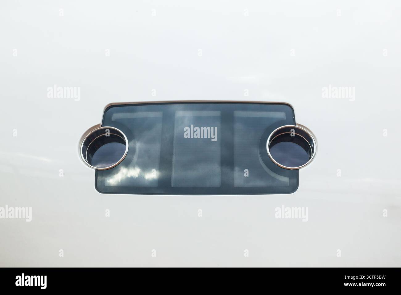 Oblò sullo scafo di uno yacht di lusso, primo piano. Foto Stock