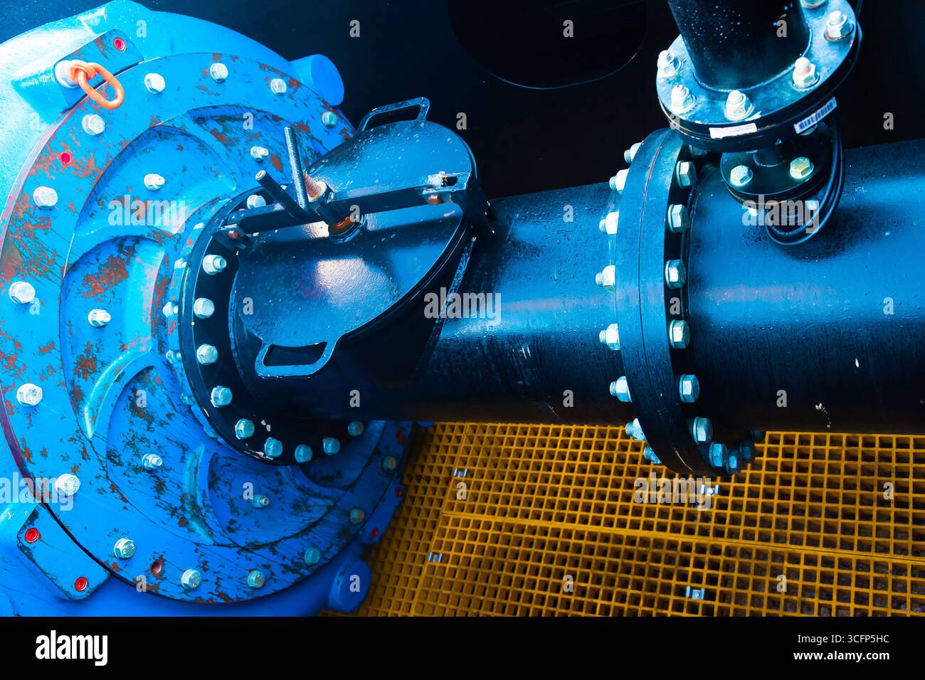 Potente pompa industriale con parte della tubazione. Foto Stock