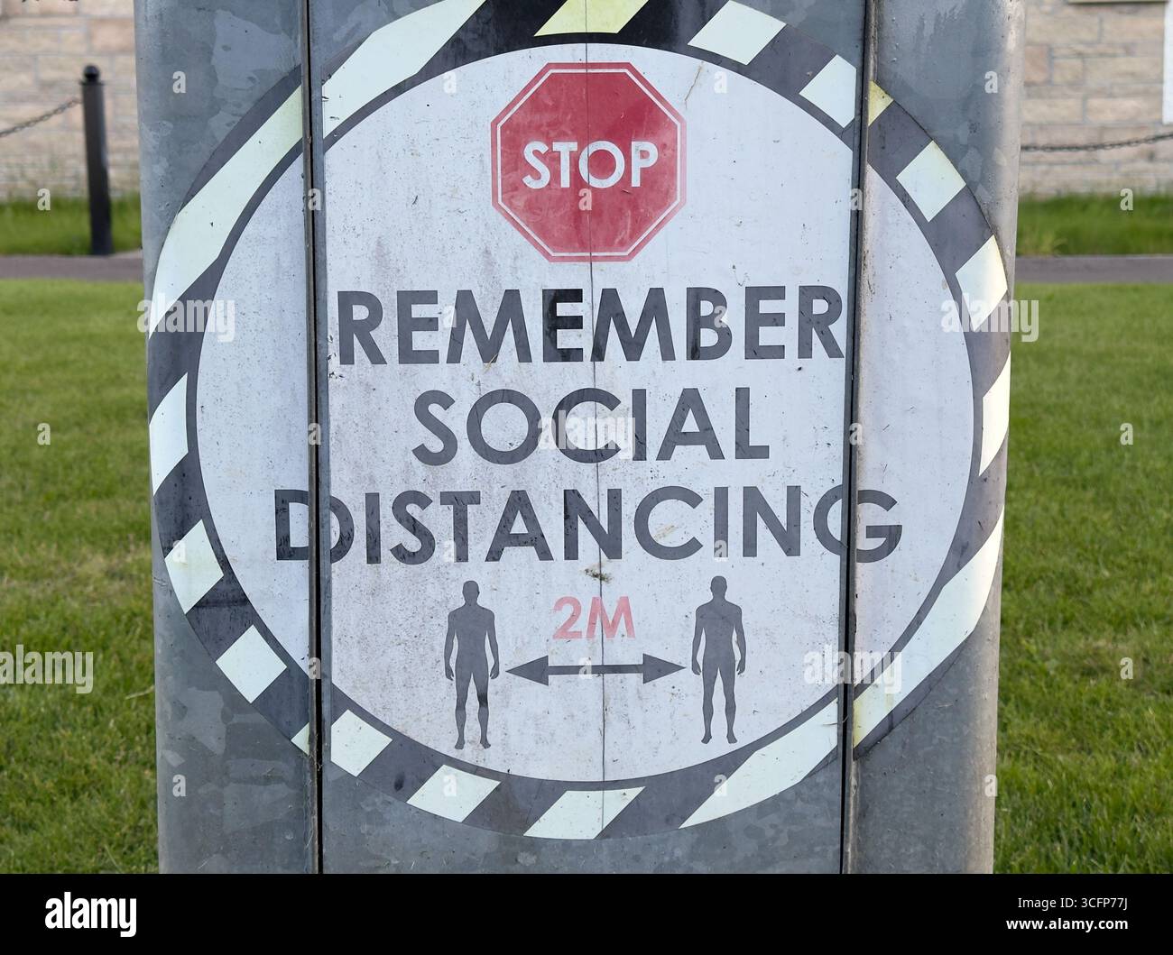 Distanziamento sociale segno di rispetto e di sicurezza Foto Stock