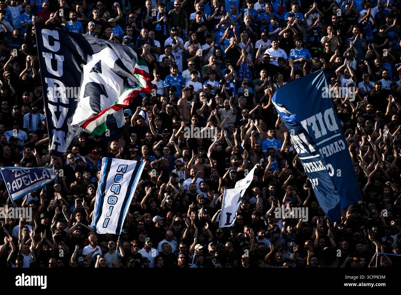 I tifosi del Napoli tifanno il tifo per la partita di serie A 2025/2026 tra gli Stati Uniti Sassuolo e SSC Napoli allo Stadio Mapei di Reggio Emilia (Italia), 24 agosto 2025. Foto Stock