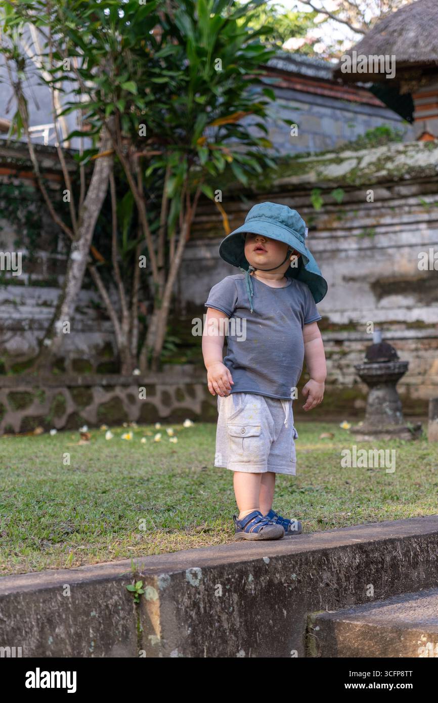 Adorabile bambino maschio che esplora Bali Foto Stock