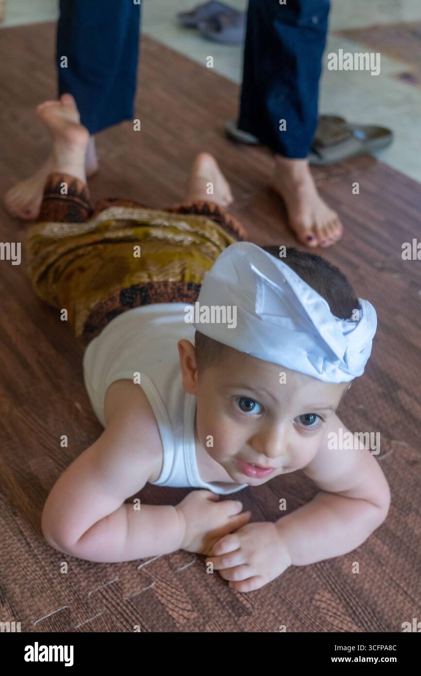 Il bambino maschile gioca con i giocattoli all'interno della casa Foto Stock