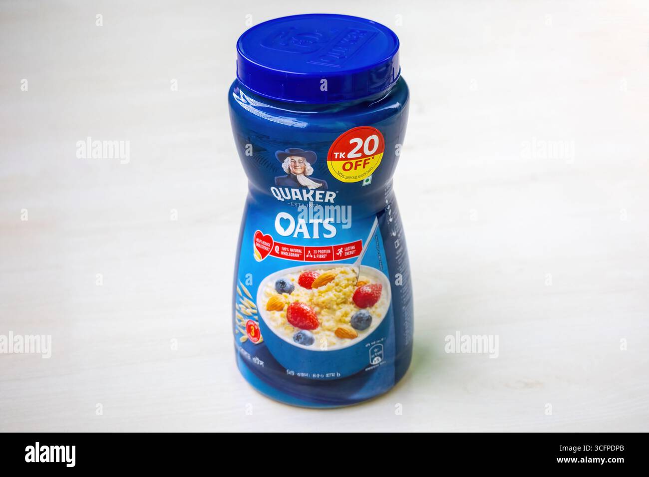 Un vaso Quaker Oats da 450 g, una fonte naturale di proteine e fibre integrali che aiuta a ridurre il colesterolo. Foto Stock
