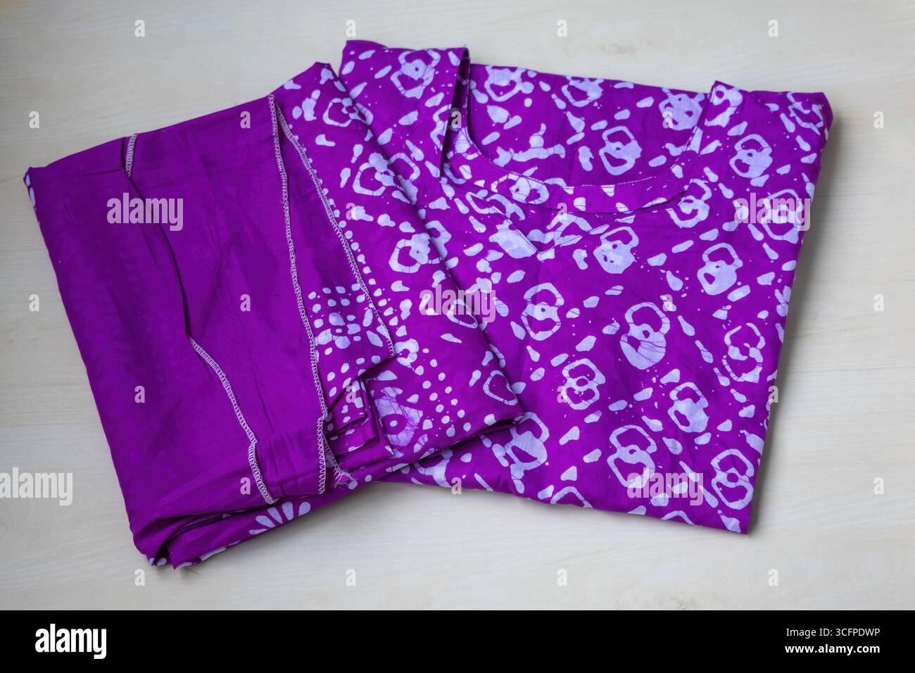 Bellissimo kameez e velo in cotone con stampa batik viola, un tradizionale abito bengalese indossato per la vita quotidiana e le feste. Foto Stock