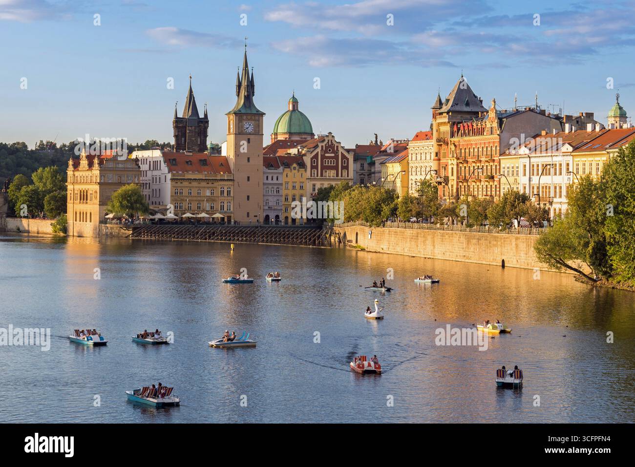 Pedalò sul fiume Moldava a Praga, Repubblica Ceca Foto Stock