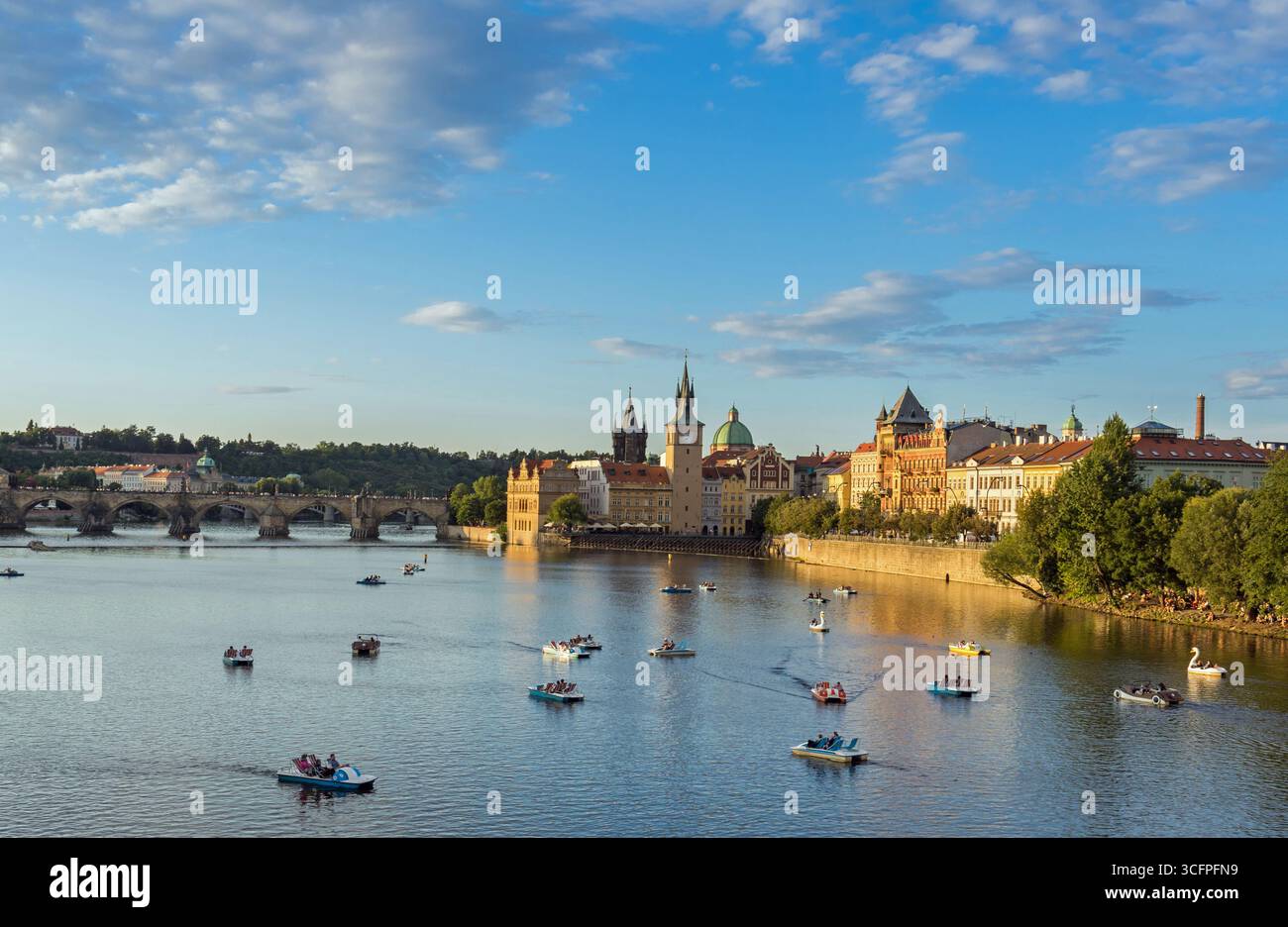 Il Ponte di Carlo e il fiume Moldava a Praga, Repubblica Ceca Foto Stock