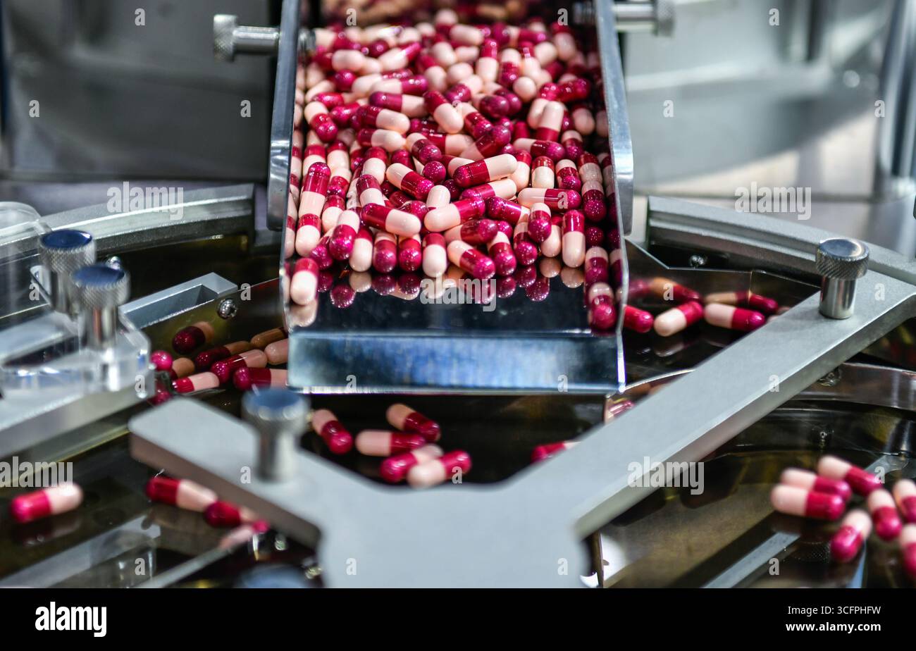 Pillola della capsula di medicina nella linea di produzione presso la fabbrica medica, concetto farmaceutico industriale. Foto Stock