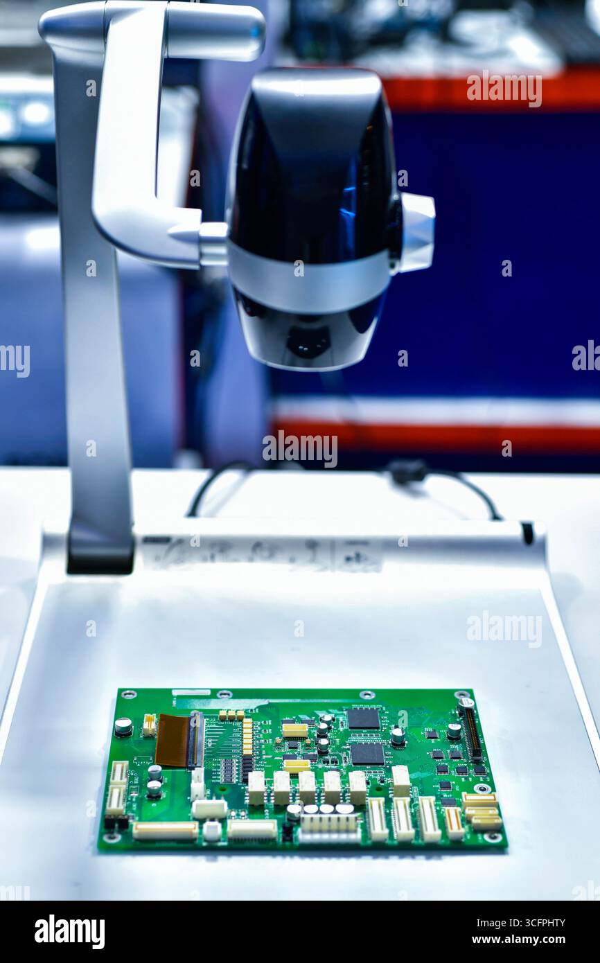 Sistema di ispezione digitale al microscopio per controllare la qualità delle schede elettroniche a circuito stampato messa a fuoco selettiva in fabbrica Foto Stock