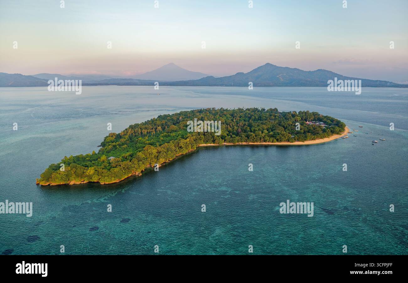 Isola di Siladen nel Parco Nazionale di Bunaken - parco marino nel nord dell'Isola di Sulawesi, Indonesia, un ricco ecosistema corallino dominato da barriere coralline Foto Stock