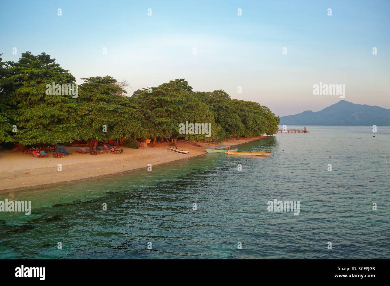 Isola di Siladen nel Parco Nazionale di Bunaken - parco marino nel nord dell'Isola di Sulawesi, Indonesia, un ricco ecosistema corallino dominato da barriere coralline Foto Stock