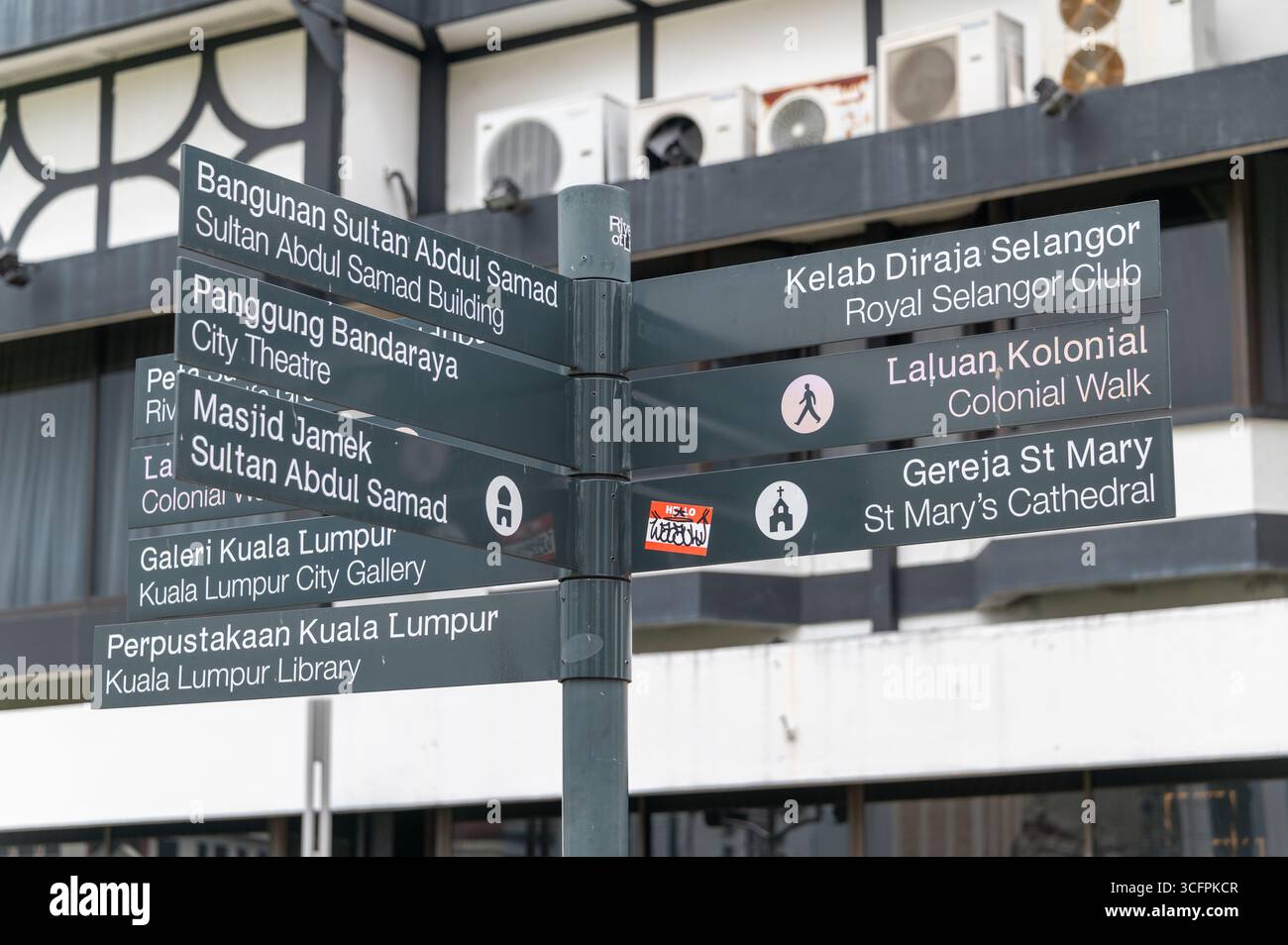 Un cartello stradale che indica alcuni punti di interesse locale per i visitatori di Kuala Lumper in Malesia. Foto Stock