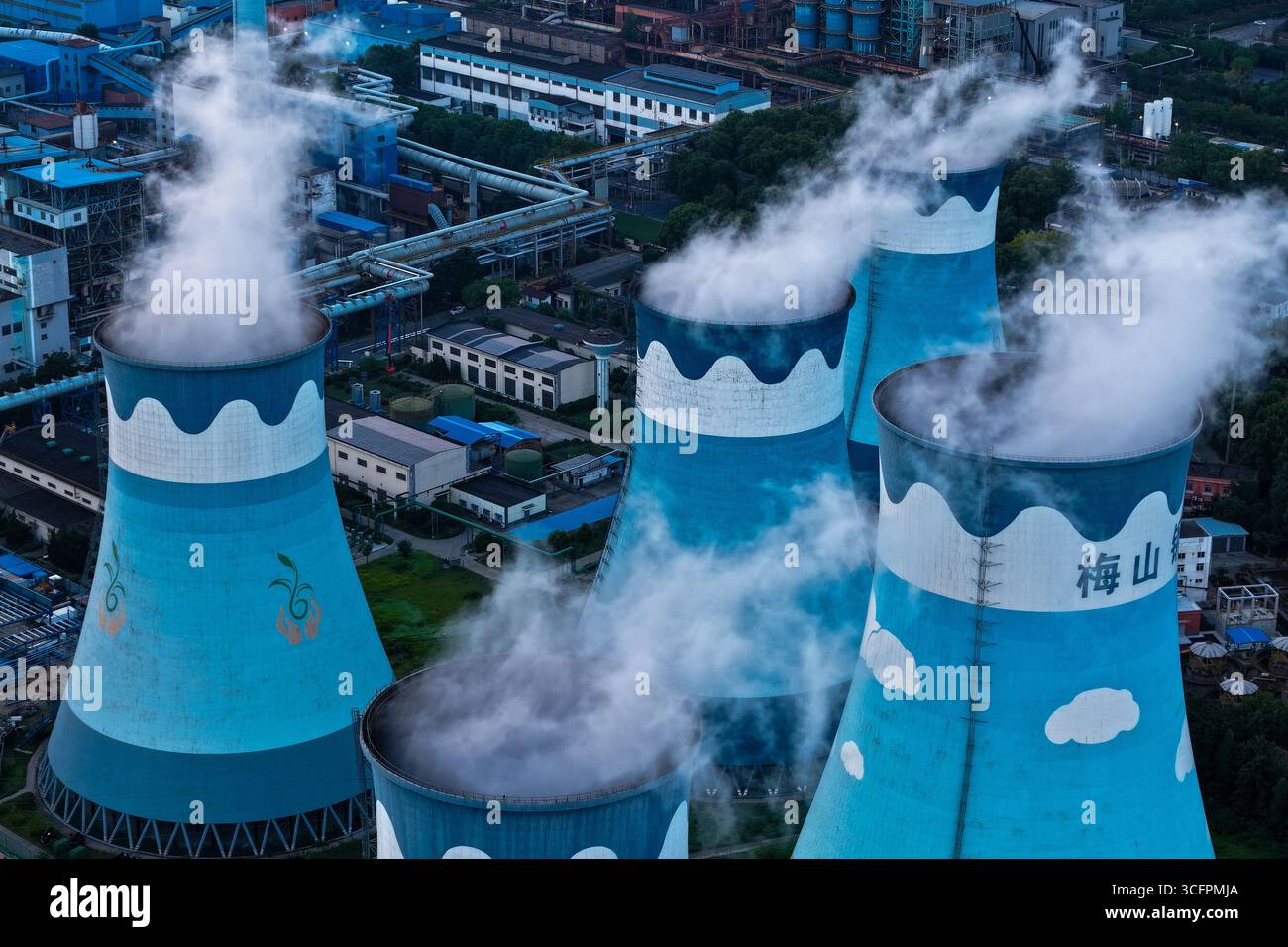 NANJING, CINA - 24 AGOSTO 2025 - centrale termica Meishan Iron and Steel a Nanjing, provincia di Jiangsu, Cina, il 24 agosto 2025. La National Energy Administration ha pubblicato dati sul consumo totale di energia elettrica di tutta la società e di altri paesi per luglio. A luglio, il consumo totale di elettricità dell'intera società è stato di 1.022,6 miliardi di kilowattora, segnando la prima volta nella storia che ha superato un trilione di kilowattora e anche la prima volta a livello globale. Foto Stock