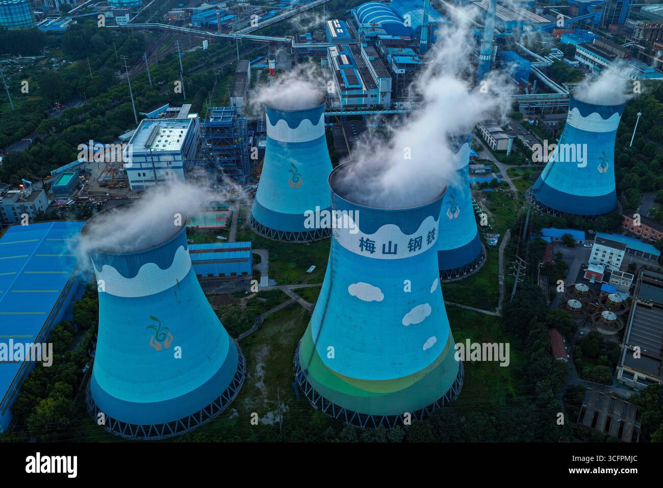 NANJING, CINA - 24 AGOSTO 2025 - centrale termica Meishan Iron and Steel a Nanjing, provincia di Jiangsu, Cina, il 24 agosto 2025. La National Energy Administration ha pubblicato dati sul consumo totale di energia elettrica di tutta la società e di altri paesi per luglio. A luglio, il consumo totale di elettricità dell'intera società è stato di 1.022,6 miliardi di kilowattora, segnando la prima volta nella storia che ha superato un trilione di kilowattora e anche la prima volta a livello globale. Foto Stock