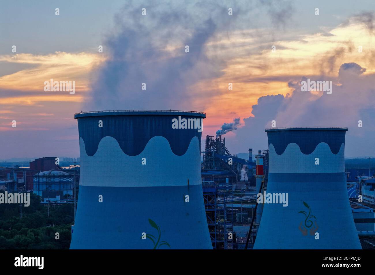 NANJING, CINA - 24 AGOSTO 2025 - centrale termica Meishan Iron and Steel a Nanjing, provincia di Jiangsu, Cina, il 24 agosto 2025. La National Energy Administration ha pubblicato dati sul consumo totale di energia elettrica di tutta la società e di altri paesi per luglio. A luglio, il consumo totale di elettricità dell'intera società è stato di 1.022,6 miliardi di kilowattora, segnando la prima volta nella storia che ha superato un trilione di kilowattora e anche la prima volta a livello globale. Foto Stock