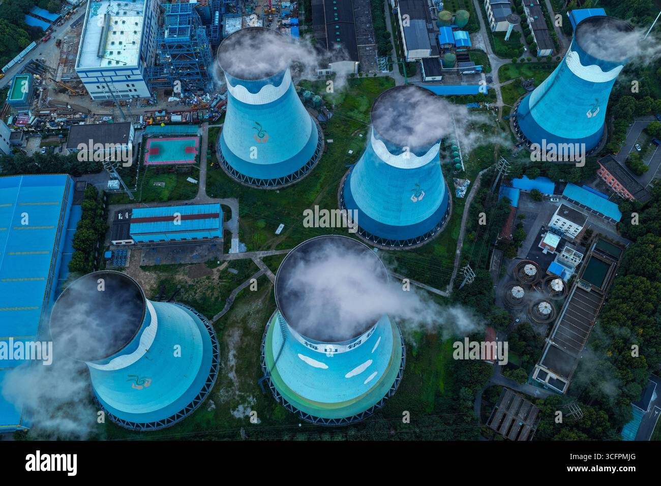 NANJING, CINA - 24 AGOSTO 2025 - centrale termica Meishan Iron and Steel a Nanjing, provincia di Jiangsu, Cina, il 24 agosto 2025. La National Energy Administration ha pubblicato dati sul consumo totale di energia elettrica di tutta la società e di altri paesi per luglio. A luglio, il consumo totale di elettricità dell'intera società è stato di 1.022,6 miliardi di kilowattora, segnando la prima volta nella storia che ha superato un trilione di kilowattora e anche la prima volta a livello globale. Foto Stock