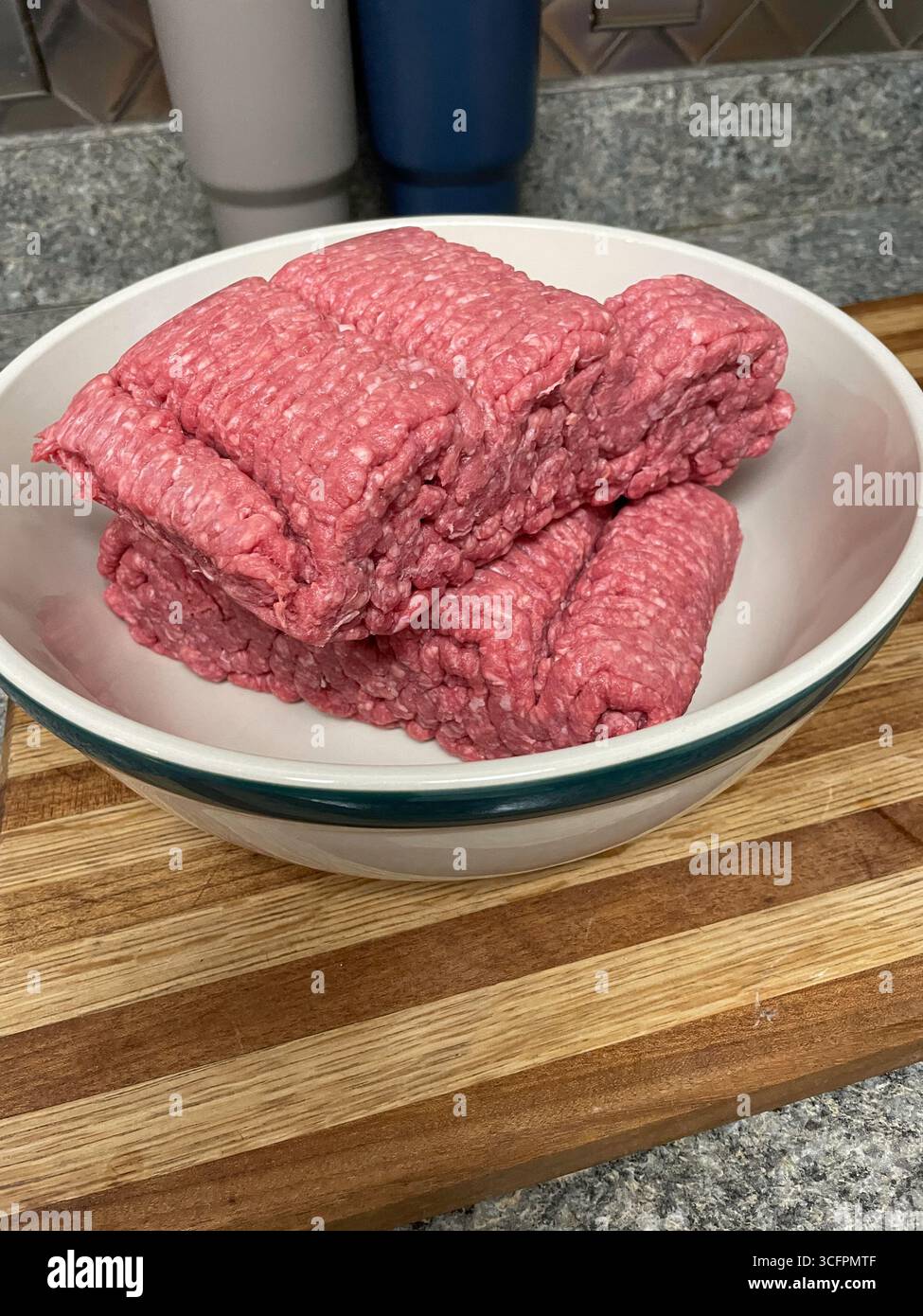 Primo piano di una grande quantità di carne macinata pronta per essere trasformata in hamburger per un'esperienza di grigliatura estiva, 2025, Montana, USA Foto Stock