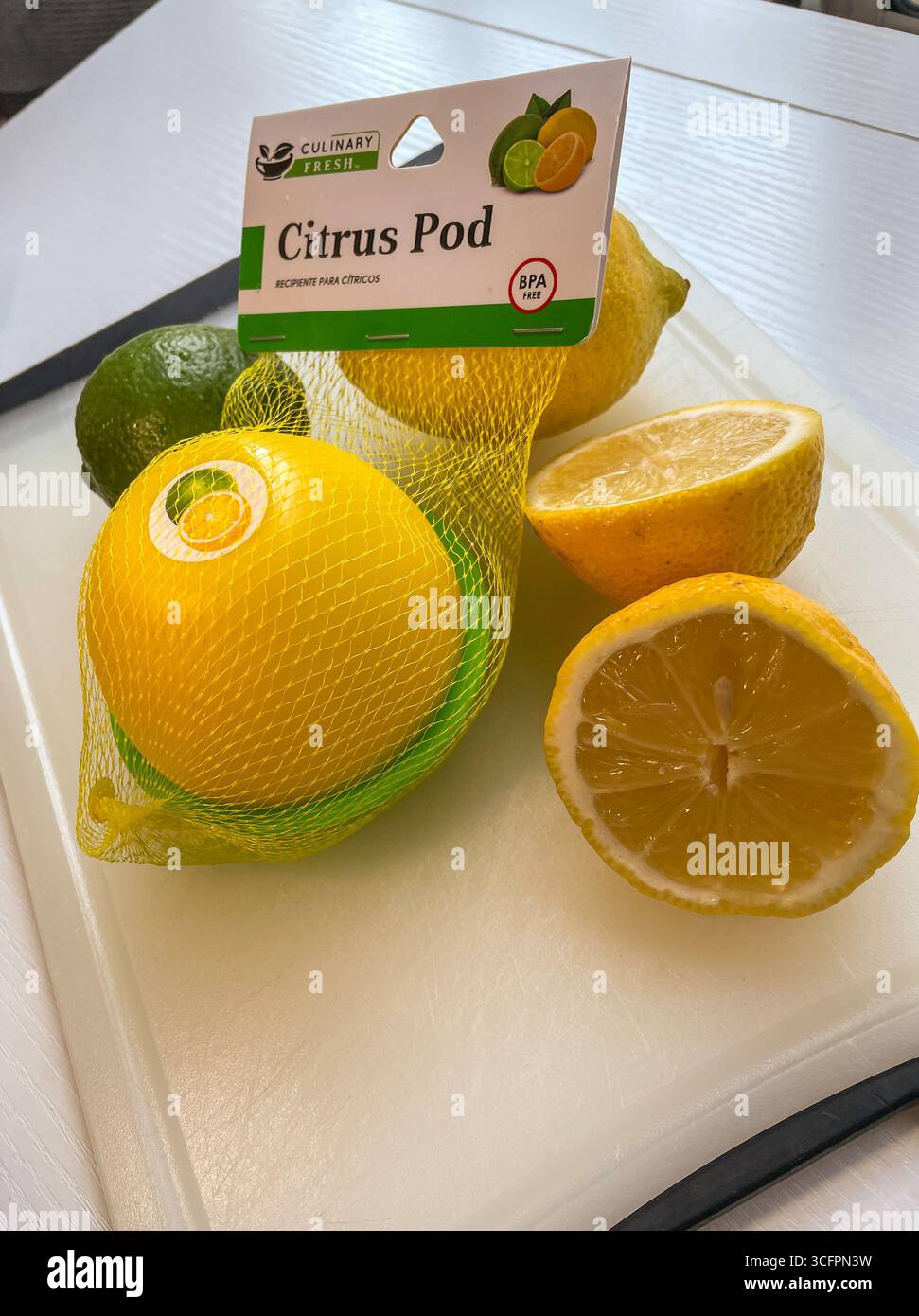 Culinary Fresh vende una cialda di agrumi per conservare limoni e limes in una cucina casalinga, 2025, Stati Uniti - Immagine stock catturata con smartphone