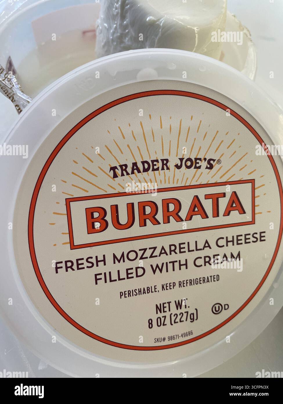 Il negozio di alimentari Trader Joe's vende il suo marchio di burrata, 2025, New York City, USA - Immagine stock catturata con smartphone