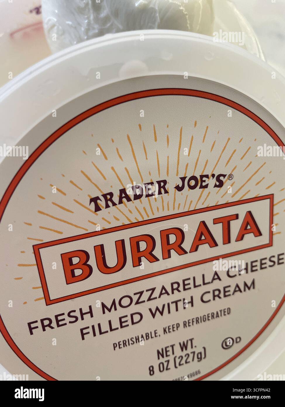 Il negozio di alimentari Trader Joe's vende il suo marchio di burrata, 2025, New York City, USA Foto Stock