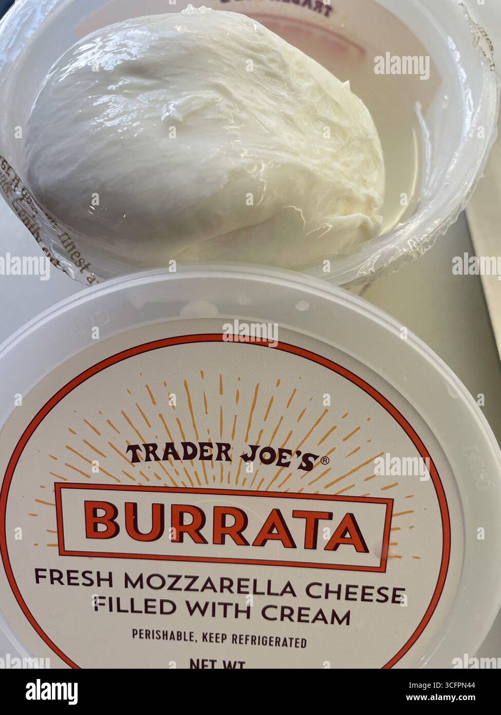 Il negozio di alimentari Trader Joe's vende il suo marchio di burrata, 2025, New York City, USA - Immagine stock catturata con smartphone
