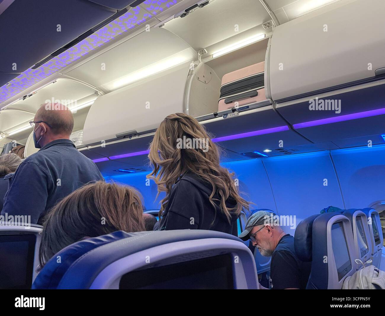 I passeggeri che escono dal volo Delta all'arrivo a JFK, 2025, NYC, USA Foto Stock