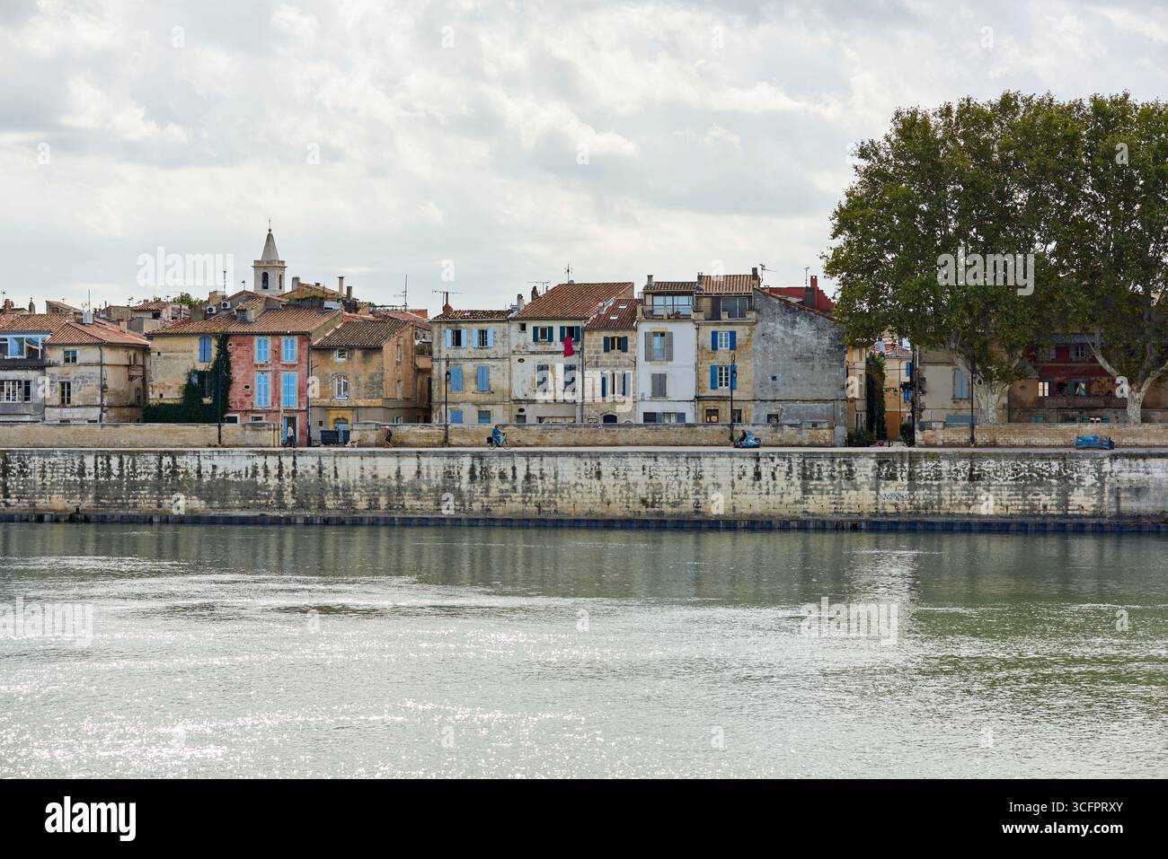 Arles sul fiume Rodano, Provenza, Francia meridionale, con vecchie case Foto Stock