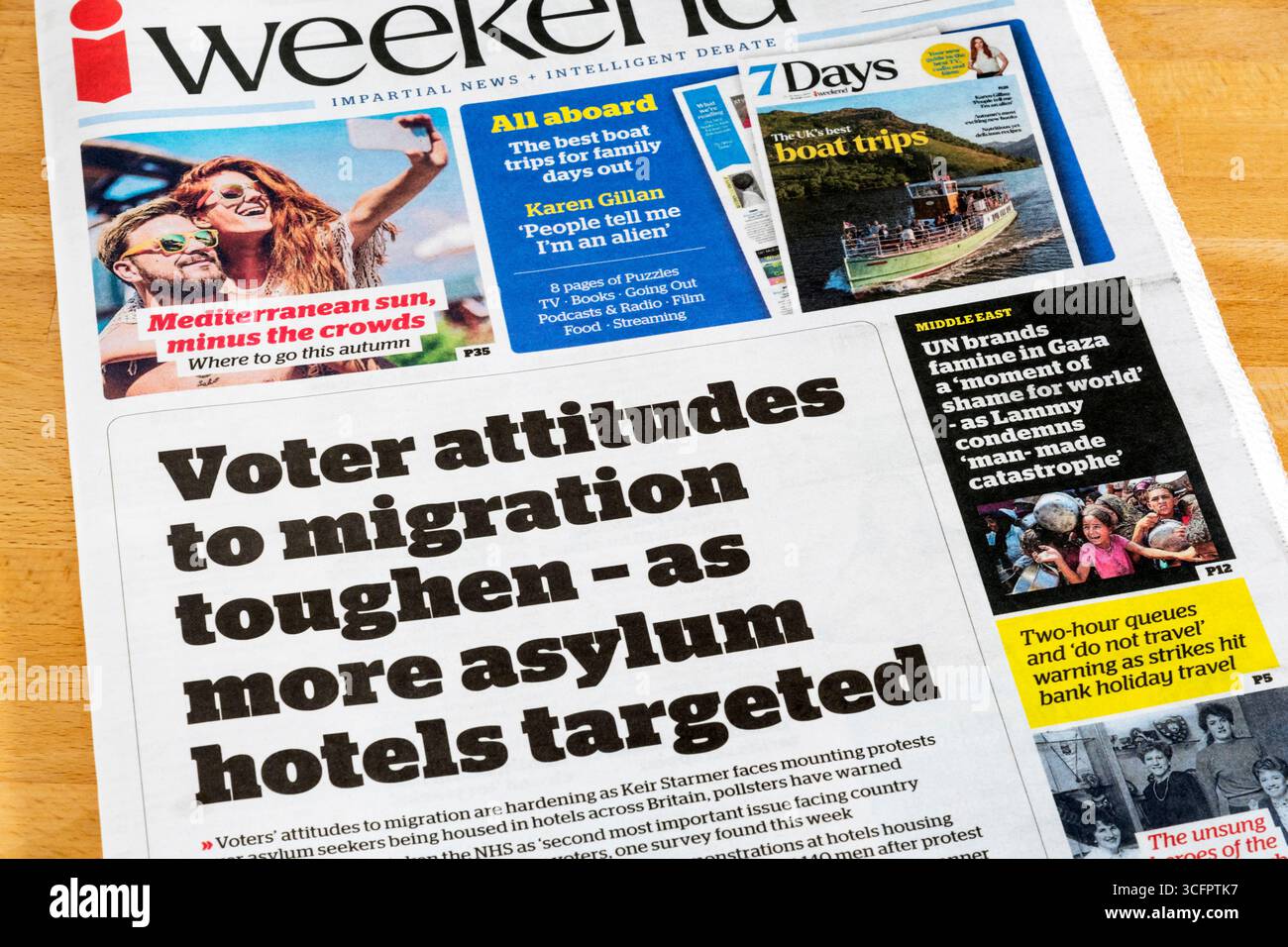 23-24 agosto 2025. Il titolo in prima pagina di i Weekend legge che gli atteggiamenti dei Voter nei confronti della migrazione sono più severi - come hanno preso di mira altri hotel per l'asilo. Foto Stock