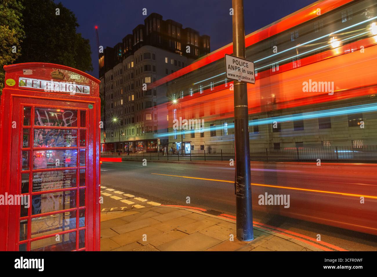 Autobus Red Routemaster e telefono rosso su Euston Road di notte, Londra, Inghilterra, Regno Unito. Icone di Londra Foto Stock