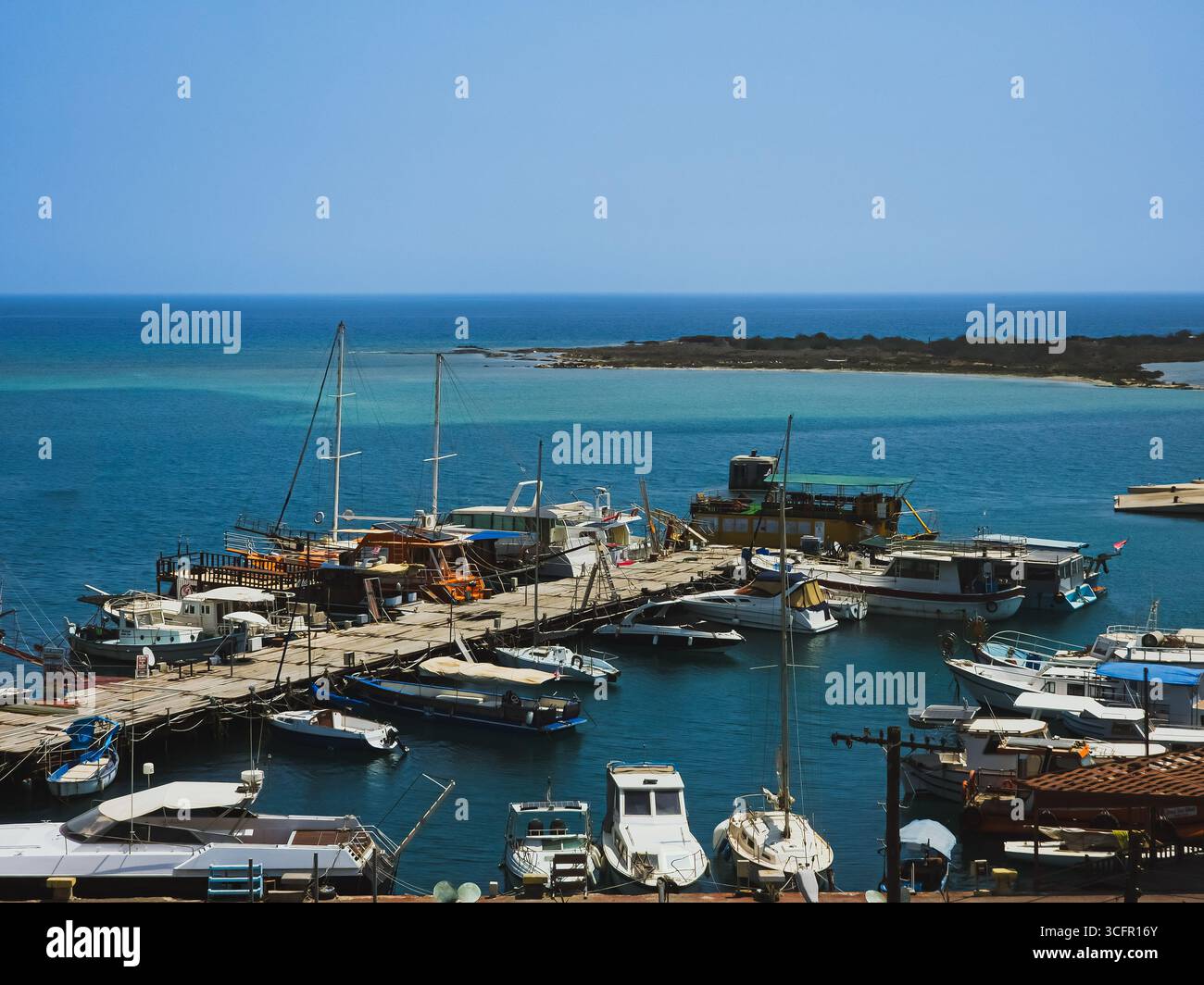 Pescherecci Famagosta e vista del porto sul Mar Mediterraneo, Cipro 2025 Foto Stock