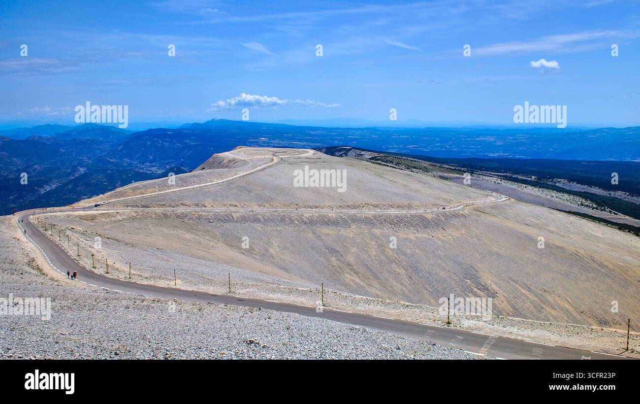 Gehe zu Seite|Zurück1234Weiter Vista dalla cima del Mont Ventoux sul paesaggio circostante della Provenza - paesaggio di montagna panoramico in so Foto Stock