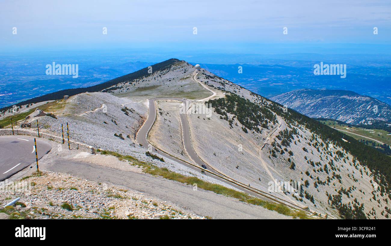 Gehe zu Seite|Zurück1234Weiter Vista dalla cima del Mont Ventoux sul paesaggio circostante della Provenza - paesaggio di montagna panoramico in so Foto Stock