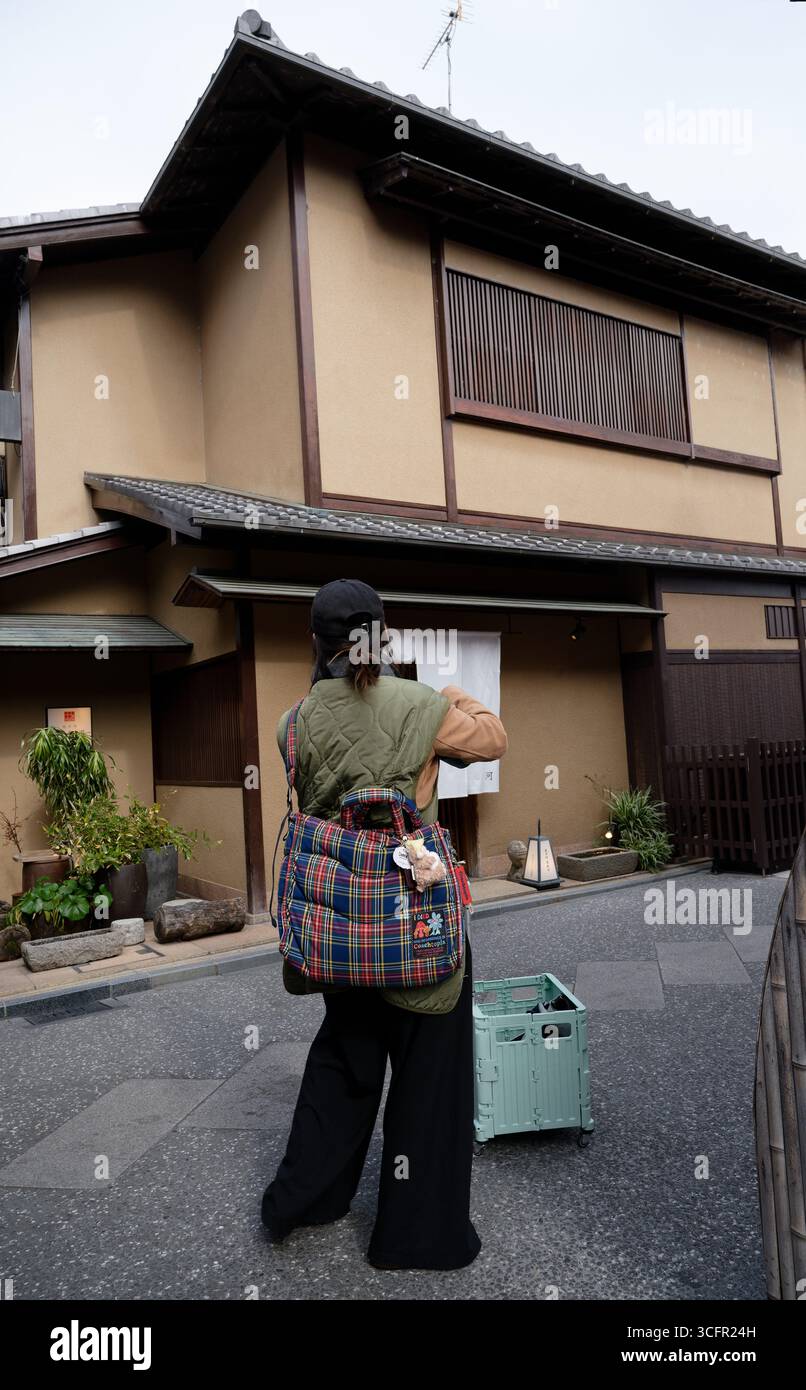 Giovane fotografo che cattura la vita di strada nella zona di Pontocho a Kyoto Foto Stock