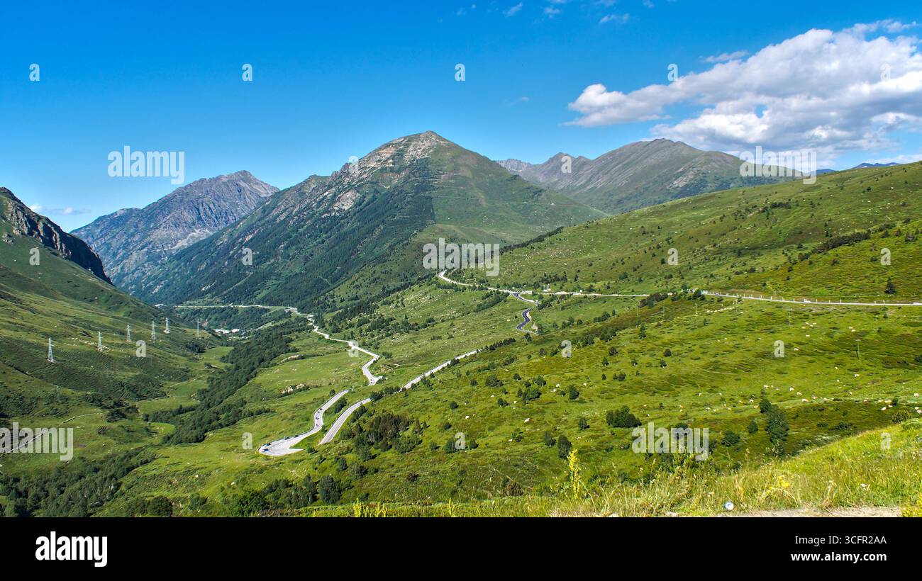 Strada a serpentina che si snoda tra le montagne tra Francia, Andorra e Spagna: Percorso panoramico delle montagne sotto un cielo azzurro. Foto Stock