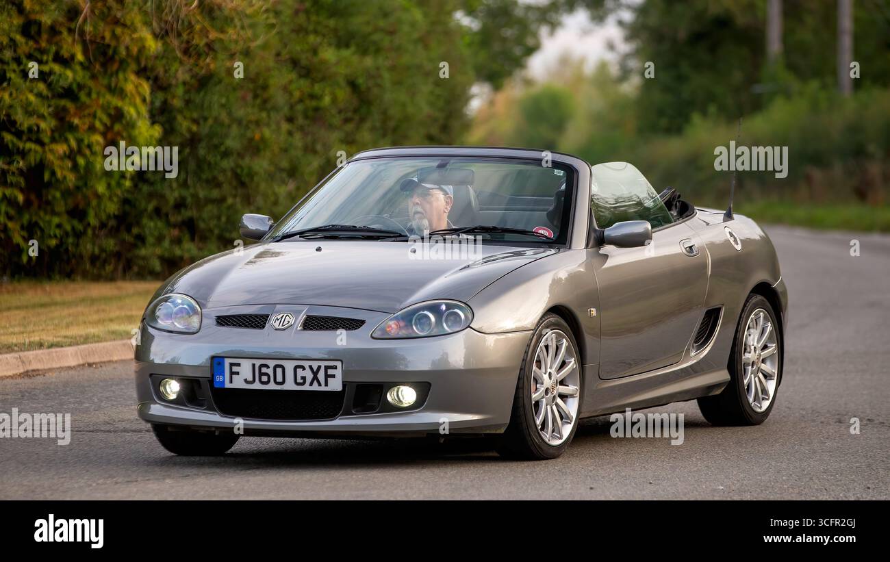 Whittlebury, Norhants, Regno Unito - 23 agosto 2025: 2010 MG TF cabriolet che guida su una strada britannica Foto Stock