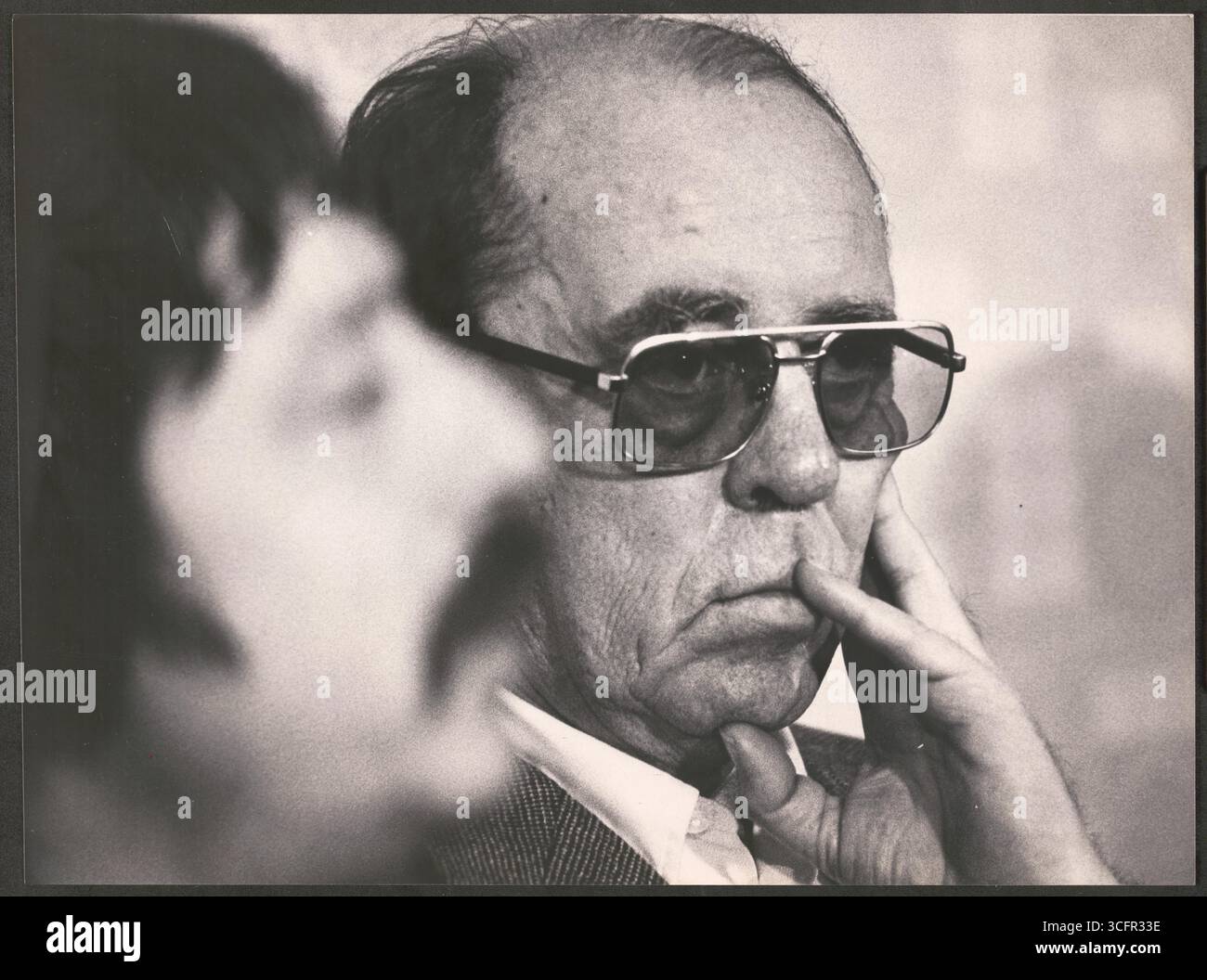 Portrait des Schriftstellers Heinrich Böll (+21.12.1917 / +16.07.1985) - Böll dorato als einer der bedeutendsten deutschen Schriftsteller der Nachkriegszeit. Im Jahr 1972 erhielt er den Nobelpreis für Literatur, mit dem seine literarische Arbeit gewürdigt wurde. In seinen Romanen, Kurzgeschichten, Hörspielen und zahlreichen politischen Essays setzte er sich kritisch mit der jungen Bundesrepublik auseinander. - Das Bild entstand (verm.) Auf einer Pressekonferenz drei Tage nach der Ausbürgerung des Liedermachers Wolf Biermann (im Vordergrund) am 19.11.1976 Foto Stock