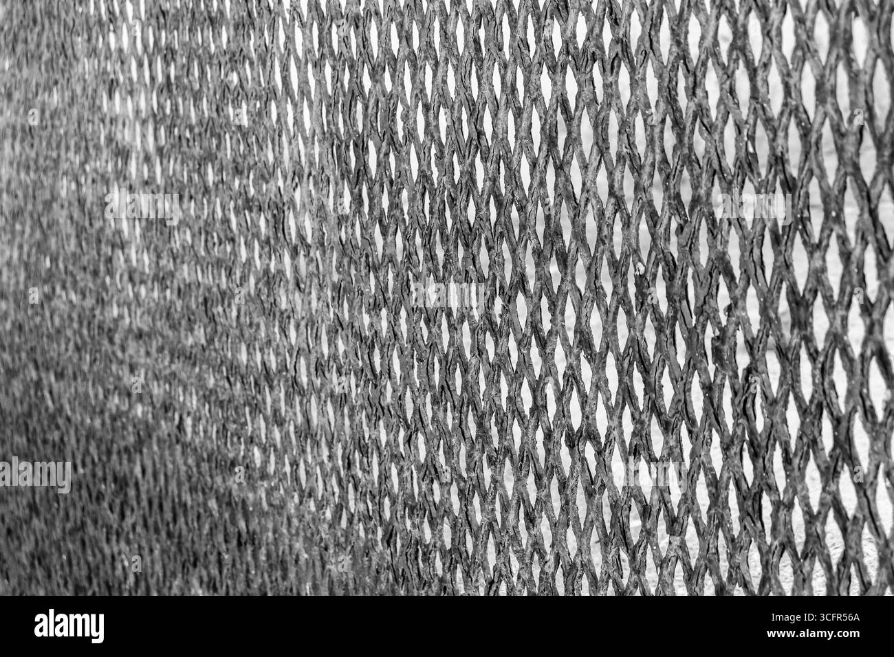 Primo piano in bianco e nero di una trama a maglia metallica Foto Stock