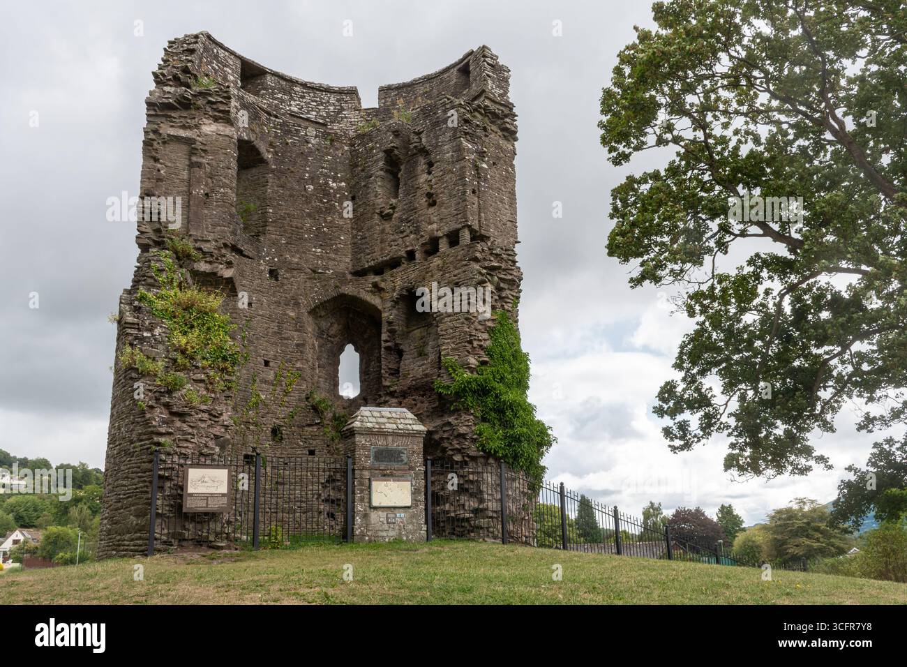 Castello di Alisby chiamato anche castello di Crickhowell nella valle di Usk a Crickhowell, Powys, Galles del Sud, Regno Unito Foto Stock