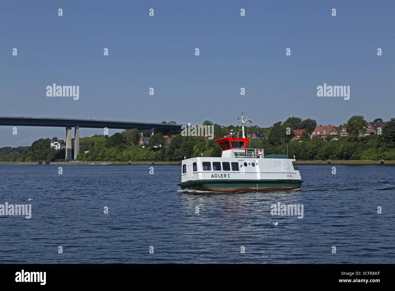 Traghetto passeggeri Adler 1, Holtenauer Hochbruecken, Kiel Canal, Kiel, Schleswig-Holstein, Germania Foto Stock