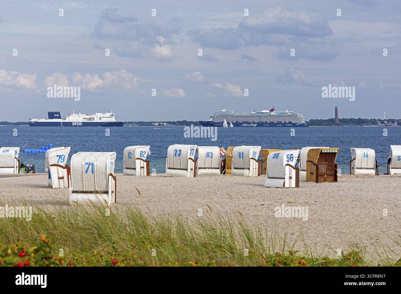 Nave da crociera Mein Schiff 7, traghetto DFDS, memoriale navale di Laboe, fiordo di Kiel, sdraio sulla spiaggia di Strande, Schleswig-Holstein, Germania Foto Stock