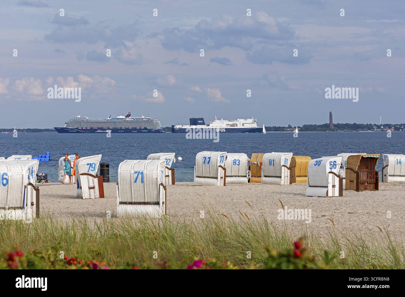 Nave da crociera Mein Schiff 7, traghetto DFDS, memoriale navale di Laboe, fiordo di Kiel, sdraio sulla spiaggia di Strande, Schleswig-Holstein, Germania Foto Stock