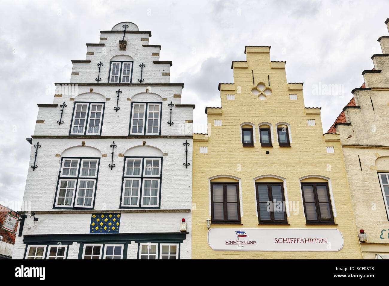 Case storiche con tetti spioventi, case di mercanti olandesi nel centro storico della città, Friedrichstadt, Germania Foto Stock