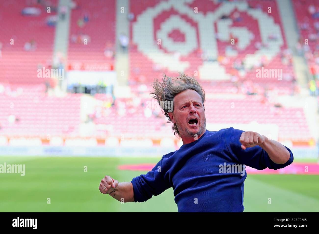 Mainz, Germania. 24 agosto 2025. Mainz, Deutschland 24. 1 agosto 2025: 1. BL - 2024/2025 - FSV Mainz 05 vs. 1. FC Köln Im Bild: Allenatore Bo Henriksen (FSV) feuert vor Spielbeginn die eigenen fans ein. // le normative DFL vietano qualsiasi uso di fotografie come sequenze di immagini e/o quasi-video // credito: dpa/Alamy Live News Foto Stock