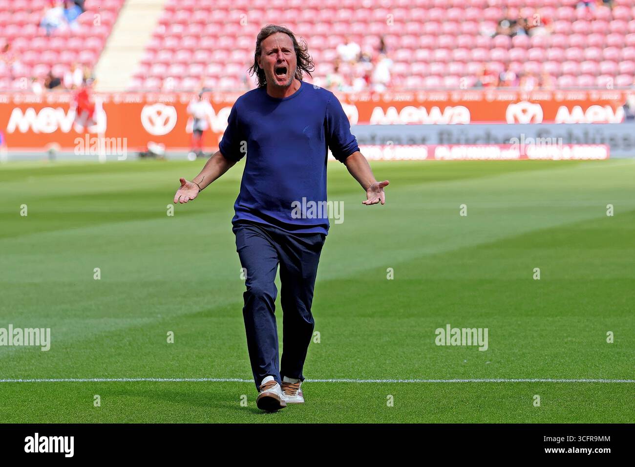 Mainz, Germania. 24 agosto 2025. Mainz, Deutschland 24. 1 agosto 2025: 1. BL - 2024/2025 - FSV Mainz 05 vs. 1. FC Köln Im Bild: Allenatore Bo Henriksen (FSV) feuert vor Spielbeginn die eigenen fans ein. // le normative DFL vietano qualsiasi uso di fotografie come sequenze di immagini e/o quasi-video // credito: dpa/Alamy Live News Foto Stock