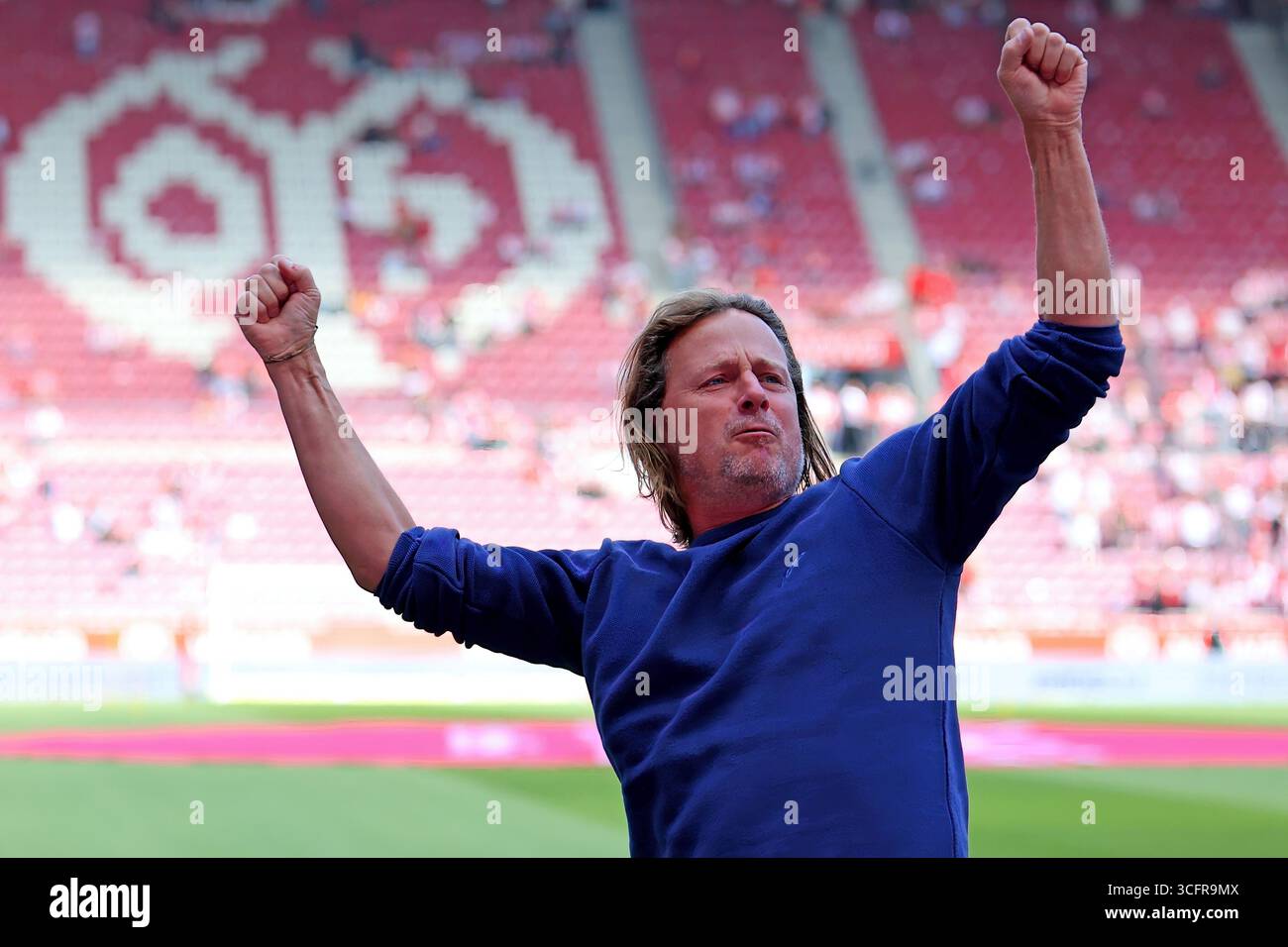 Mainz, Germania. 24 agosto 2025. Mainz, Deutschland 24. 1 agosto 2025: 1. BL - 2024/2025 - FSV Mainz 05 vs. 1. FC Köln Im Bild: Allenatore Bo Henriksen (FSV) feuert vor Spielbeginn die eigenen fans ein. // le normative DFL vietano qualsiasi uso di fotografie come sequenze di immagini e/o quasi-video // credito: dpa/Alamy Live News Foto Stock