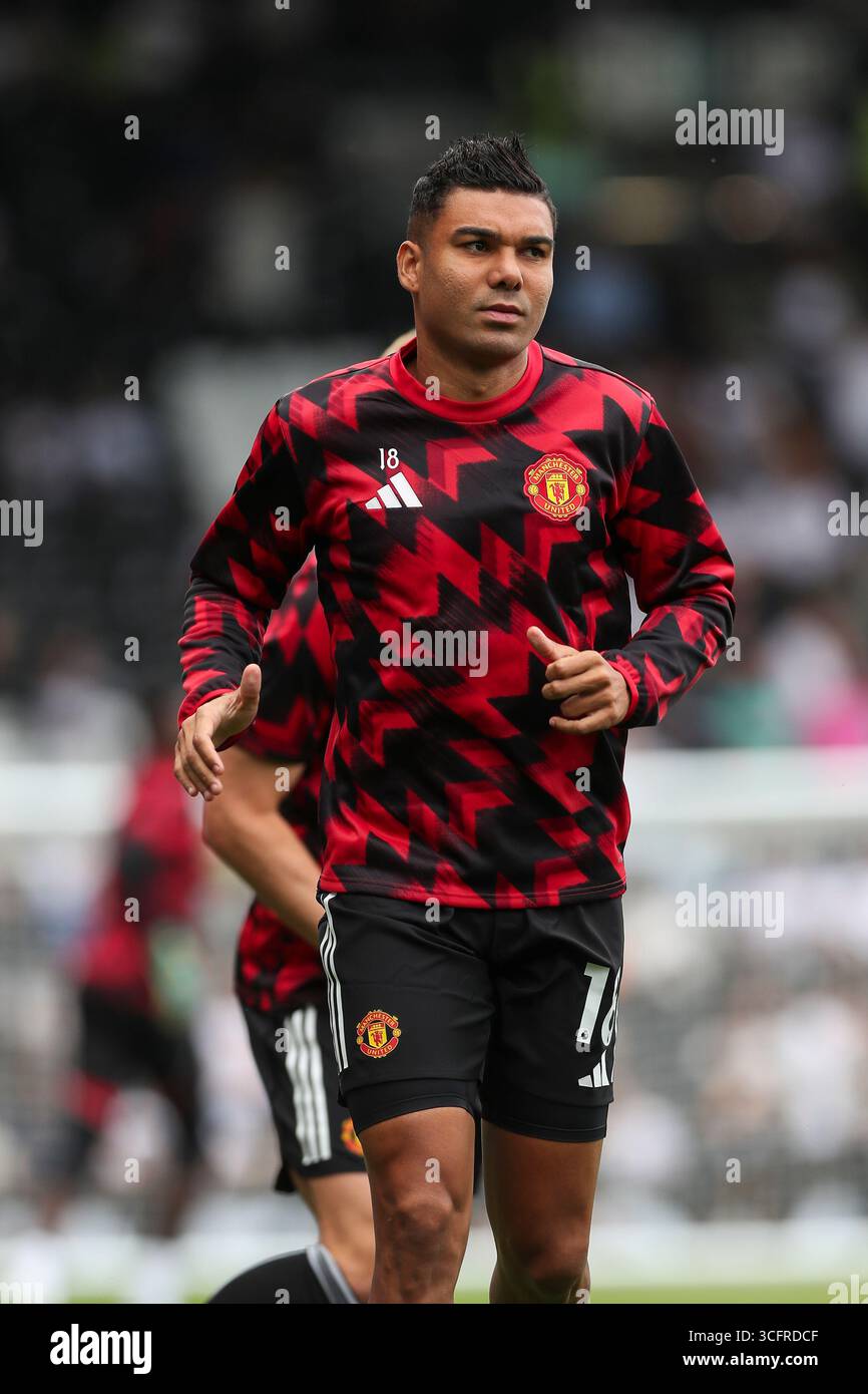 Londra, Regno Unito. 24 agosto 2025. Il centrocampista del Manchester United Casemiro (18) si scalda durante la partita tra Fulham FC e Manchester United FC English Premier League al Craven Cottage, Londra, Regno Unito il 24 agosto 2025 Credit: Megan Ewens/Every Second Media Credit: Every Second Media/Alamy Live News Foto Stock
